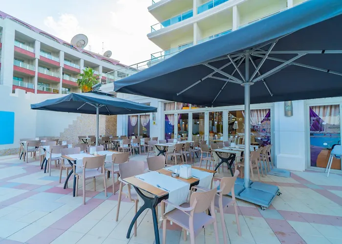 Pineta Park Deluxe מלון
