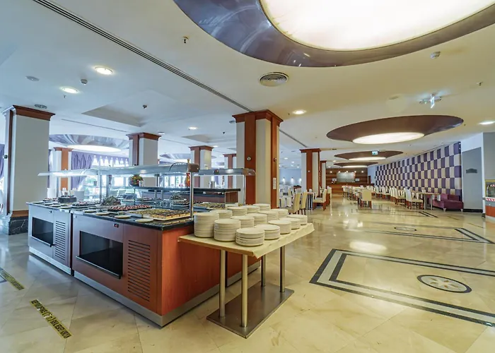 מלון Pineta Park Deluxe 5*