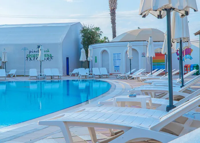 מלון Pineta Park Deluxe 5*