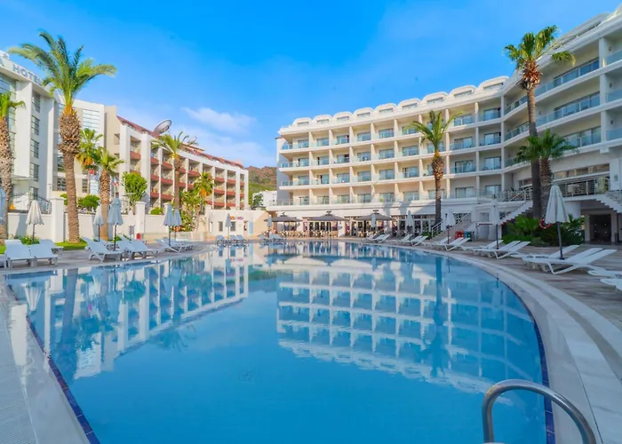 מלון Pineta Park Deluxe 5*