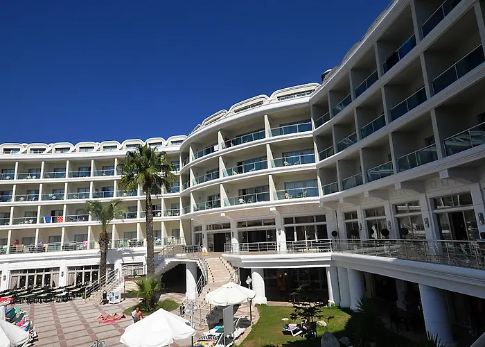 Pineta Park Deluxe מלון